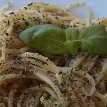 Pasta picante con ajo, aceite y guindilla