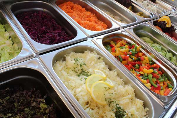 Buffet de comida vegana en comedor publico