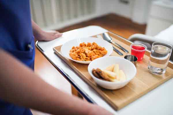 Platos veganos listos para comer en comedores publicos